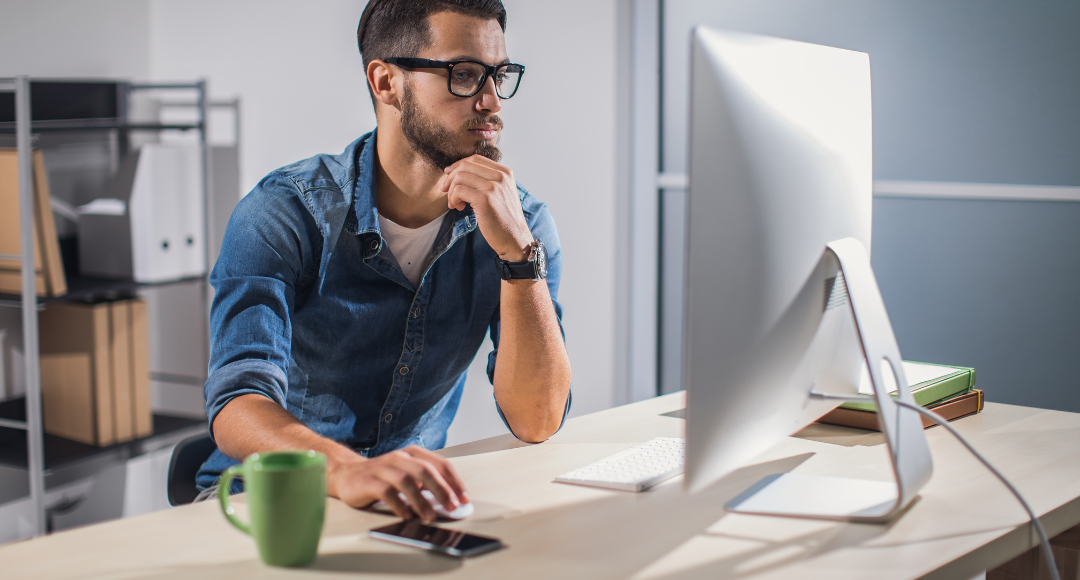 mand i blå denim skjorte danner sig et overblik over oplysninger på sin elregning .png