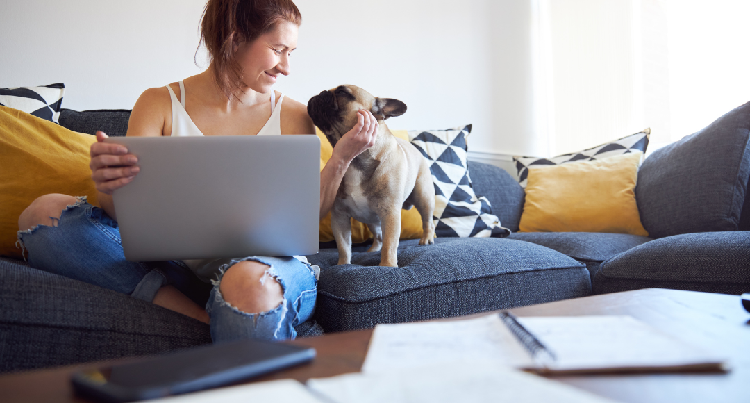 kvinde sidder med sin hund og er ved at finde sit målernummer på sin computer
