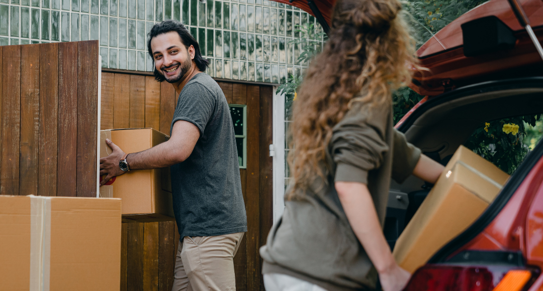 par er ved at flytte og tager deres ladeboks med .png